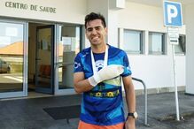 Homem com braço ligado em frente ao centro de saúde