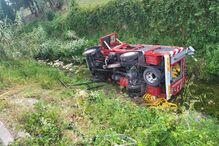 Camião dos Bombeiros de Arruda dos Vinhos cai a curso de água após combater incêndio provocado por explosão