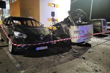 Carros atingidos pelo fogo causado por explosão