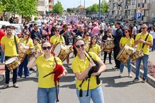 Grupo musical anima rua com gaitas de foles e tambores