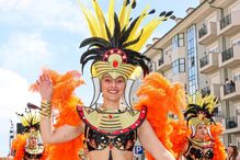 Foliões celebram o Carnaval com fantasias elaboradas e muita animação