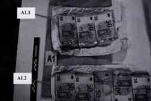 As imagens das notas com impressões digitais de quatro agentes da PSP apreendidas no gabinete de Vítor Escária