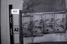 As imagens das notas com impressões digitais de quatro agentes da PSP apreendidas no gabinete de Vítor Escária
