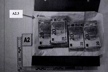 As imagens das notas com impressões digitais de quatro agentes da PSP apreendidas no gabinete de Vítor Escária