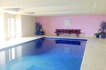A piscina interior do rancho de Epstein no Novo México, local de crimes