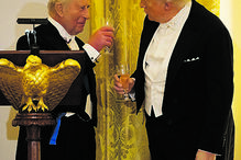 Carlos III brindou com Donald Trump e Melania