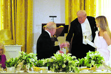 Carlos III brindou com Donald Trump e Melania