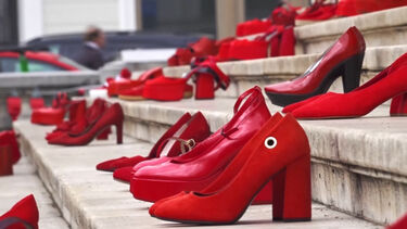 Instalação com sapatos vermelhos homenageia vítimas de violência doméstica na Roménia