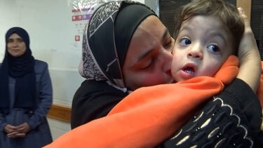 Bebés retirados há dois anos devido à guerra regressam a Gaza