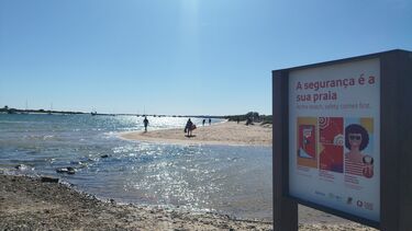 'Cheiro' a verão nas praias do Algarve esconde perigos no mar