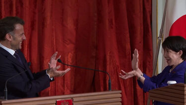 Emmanuel Macron e Sanae Takaichi despedem-se com um golpe de ‘Dragon Ball’