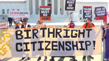 Manifestantes a favor e contra a cidadania por direito de nascimento reúnem-se em frente ao Supremo Tribunal dos EUA