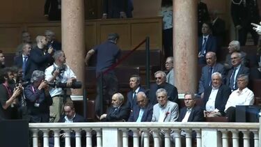 O momento em que deputados constituintes saem do Parlamento durante discurso de Ventura  