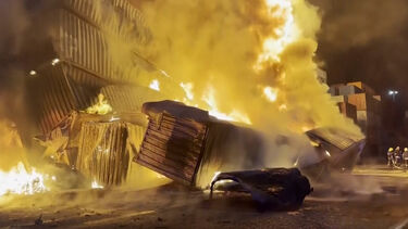 Chamas descontroladas em porto de Odessa após ataque russo