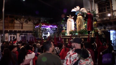 Centenas de fiéis participam em procissão da Semana Santa na Colômbia