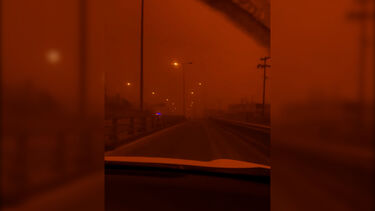 Tempestade de poeira do Saara deixa céu de ilha na Grécia completamente pintado de laranja