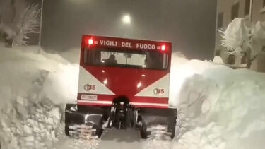 Vídeo mostra condutor rodeado de neve em Itália