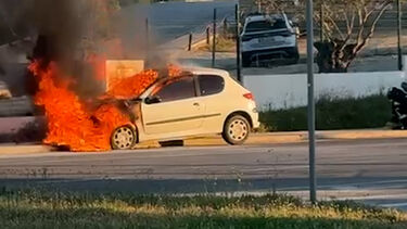 Imagens mostram carro a arder em Faro. Agente da PSP ficou ferido ao ajudar no combate às chamas