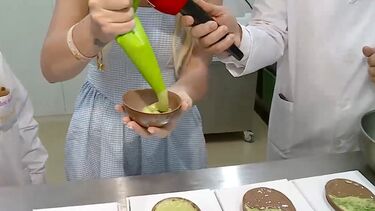 Beatriz Prates recheia um ovo da Páscoa em direto do ‘Olá, Bom Dia!’