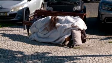 “Tem uma perna em mau estado e um braço partido”: Moradores preocupados com homem que está há 6 dias em banco de jardim