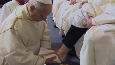 Papa retoma tradição do lava-pés a 12 padres na Quinta-Feira Santa 