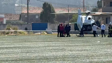 O resgate de helicóptero do pescador em estado grave após queda em zona rochosa entre praias em Alcobaça