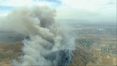 Imagens aéreas mostram incêndio de rápida propagação no sul da Califórnia 