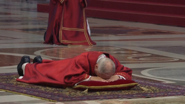 Papa Leão XIV preside pela primeira vez à celebração da Sexta-Feira Santa no Vaticano 