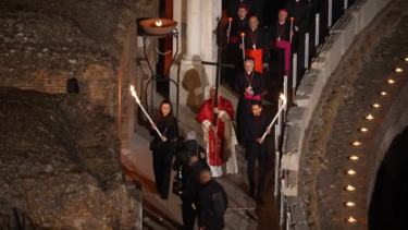 Papa Leão XIV carrega a cruz durante toda a Via Sacra no Coliseu de Roma 