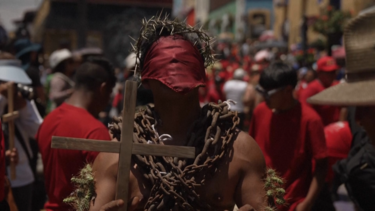 Penitentes desfilam com correntes e espinhos em ritual centenário da Semana Santa no México 