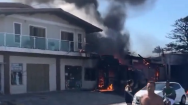 O momento em que avião cai em zona residencial no sul do Brasil provocando quatro mortos  