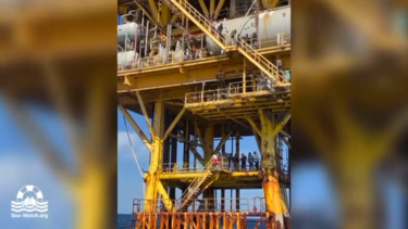 Migrantes resgatados após ficarem retidos em plataforma petrolífera abandonada no Mar Mediterrâneo 