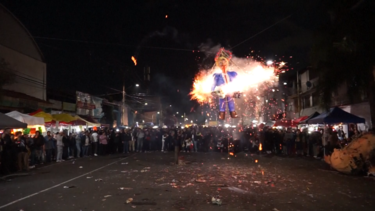Bonecos de figuras políticas queimados em ritual de Sábado Santo no México 