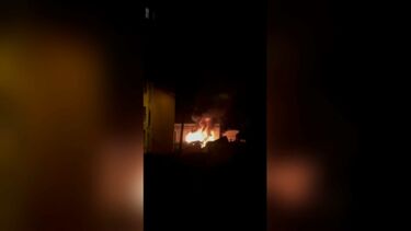 Carro consumido pelas chamas em Algés