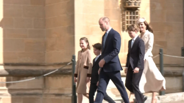 Rei Carlos III acompanhado pela família na missa de Páscoa em Windsor 