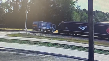 Imagens mostram momento em que comboio colide com camião do lixo numa passagem de nível nos EUA 