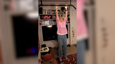 Mulher de 90 anos bate recorde de força e resistência 