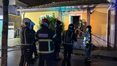 Bombeiros extinguem incêndio em moradia desabitada no Porto