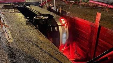 Condutora não se apercebe de obras na estrada e deixa que carro caia em buraco em Albergaria-a-Velha