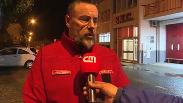 Meia centena de bombeiros da Covilhã protestam contra clima que dizem ser de "cortar à faca" na corporação  