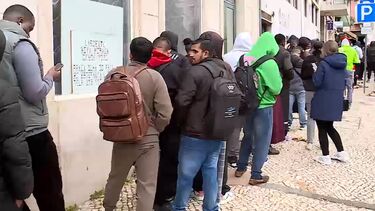 300 pessoas fazem fila para serem atendidas na AIMA em Lisboa 