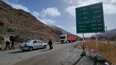 A viagem dos repórteres da agência AP da fronteira até à capital iraniana