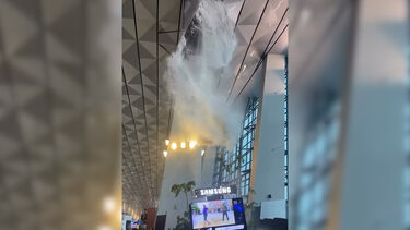 Teto de aeroporto na Indonésia desaba após chuvas intensas