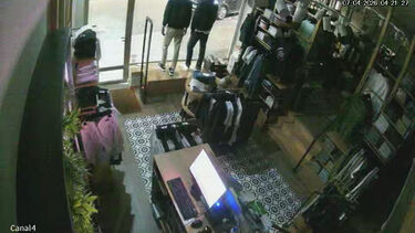 Imagens mostram momento em que loja de roupa é assaltada pela sexta vez em Marco de Canaveses