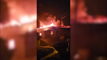 Bombeiros e GNR ajudam a salvar 9 viaturas em incêndio