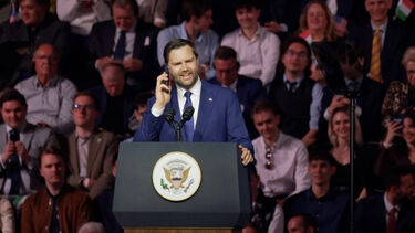 JD Vance telefona a Trump durante discurso no comício de Viktor Orbán