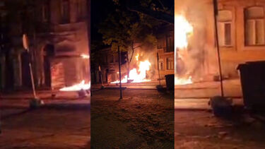 Imagens mostram viatura em chamas após despiste contra prédio em Coimbra. Duas pessoas morreram