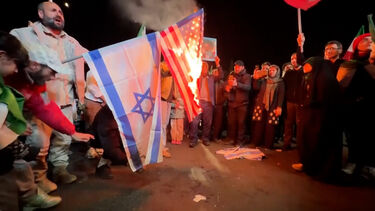 Bandeiras dos EUA e Israel queimadas em Teerão após anúncio de cessar-fogo 