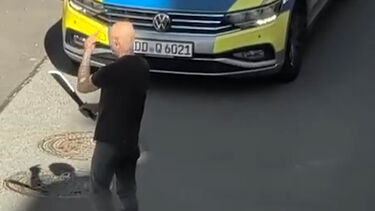Imagens mostram homem com catana a andar pelas ruas de Görlitz na Alemanha. Foi detido