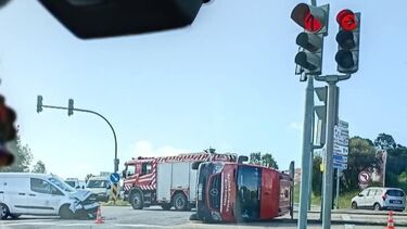 Três feridos em colisão de carrinha com ambulância no Barreiro